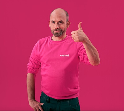 Man steekt duim omhoog als teken van tevredenheid.