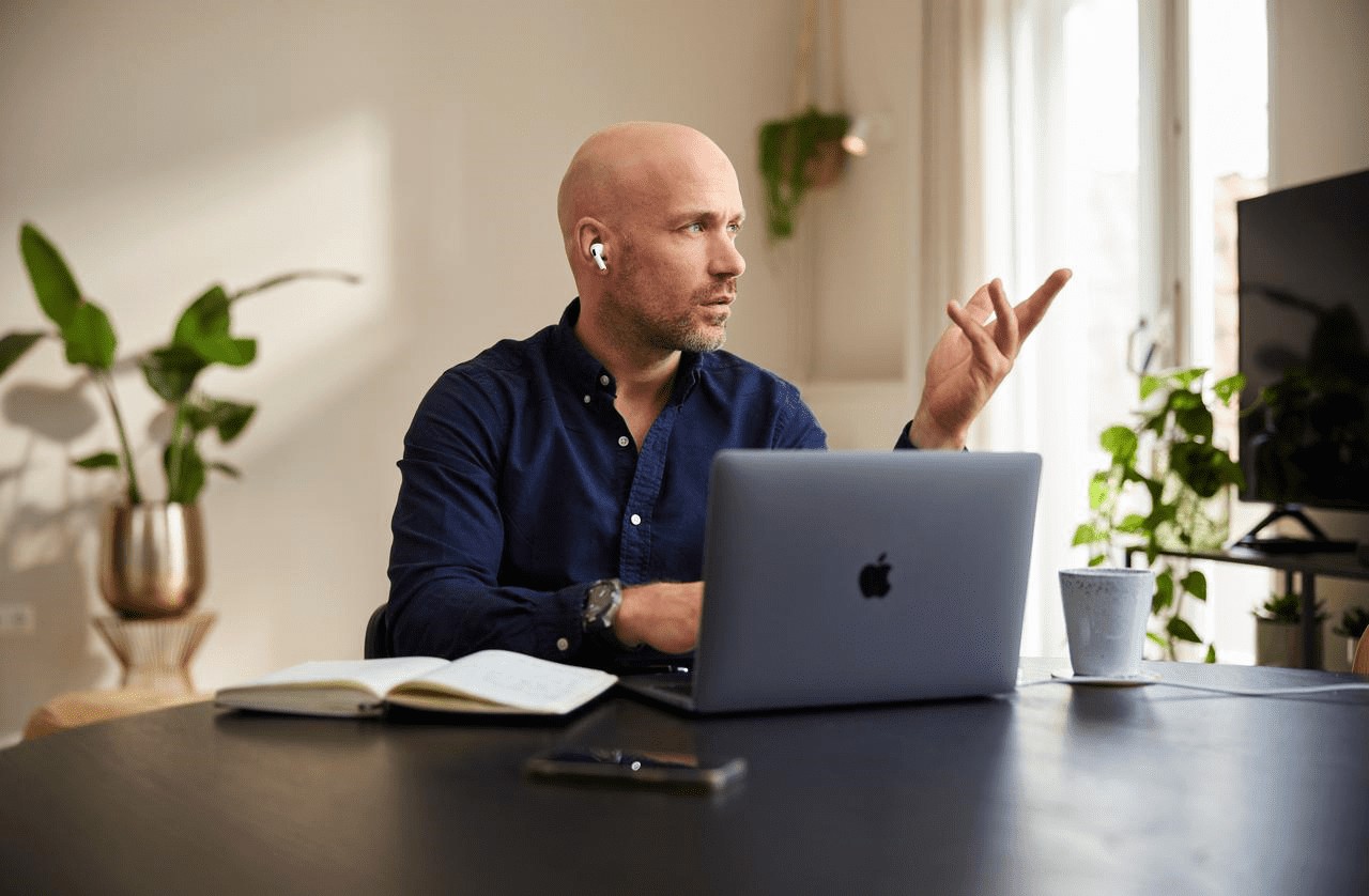 Man achter laptop verschil zakelijk en particulier energiecontract