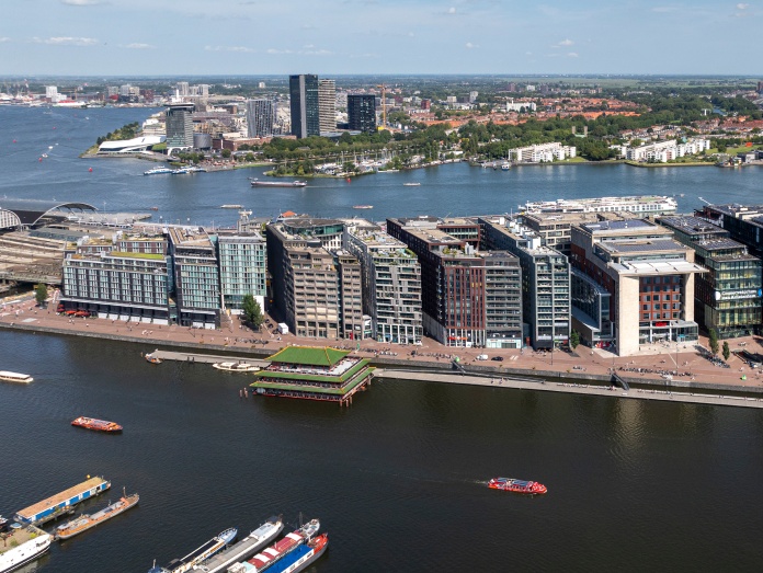 Uitzicht op Oosterdokseiland in Amsterdam, met moderne gebouwen aan het water.