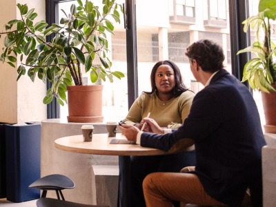 Tussen mensen in overleg op kantoor