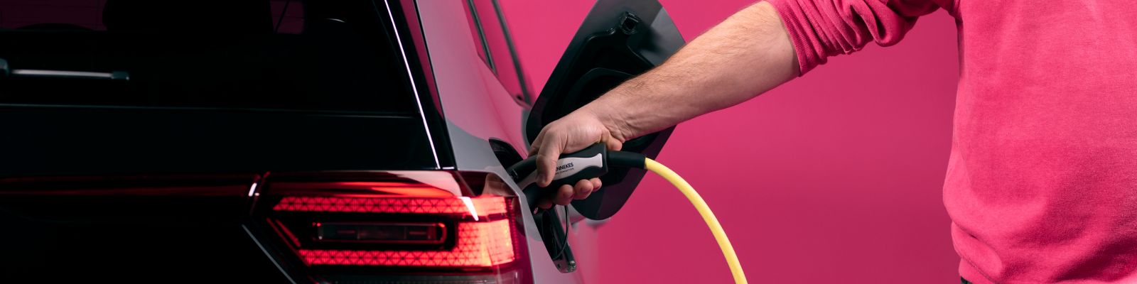 essent medewerker stopt laadpistool in elektrische auto