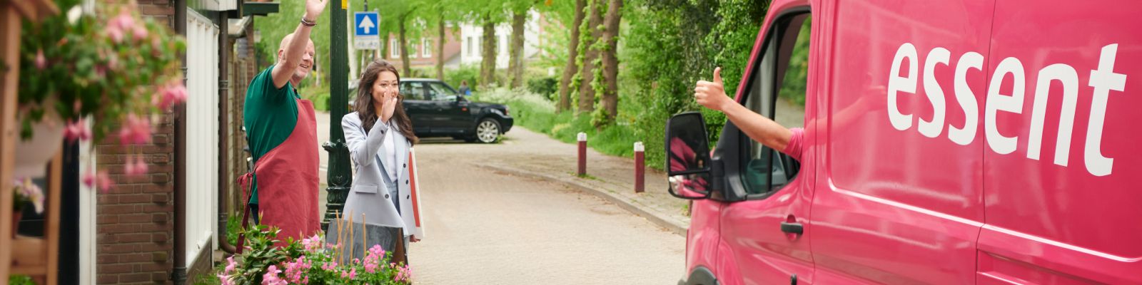 mensen zwaaien naar essent busje
