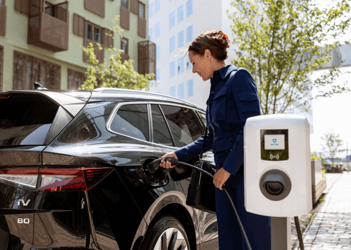 vrouw staat bij autolader