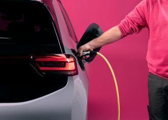 Iemand van Essent laadt een elektrische auto op