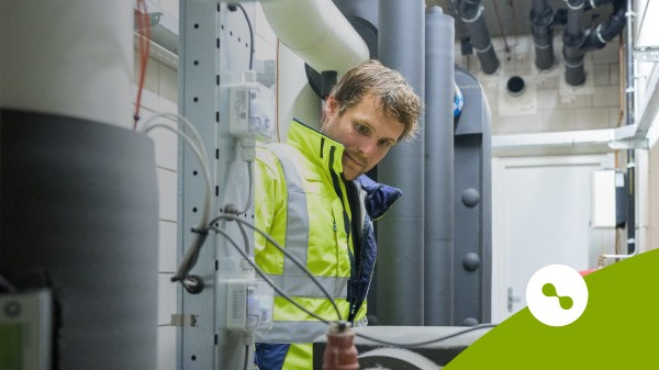 Essent-medewerker in technische ruimte