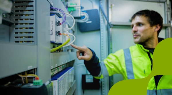 Essent-medewerker wijst naar technische ruimte