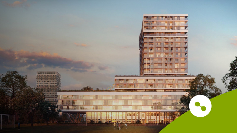 Een kantoorpand met bomen aan elke kant in de avondzon