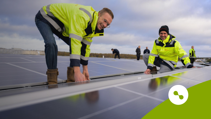 Essent-medewerkers op een dak met zonnepanelen