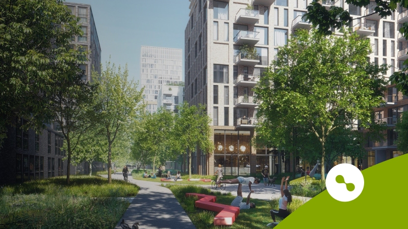 Een park waarin mensen spelen en fietsen met op de achtergrond appartementen