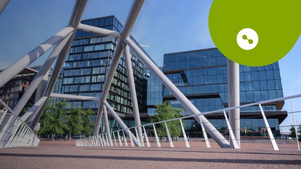 Nieuw kantoorpand met op voorgrond een brug