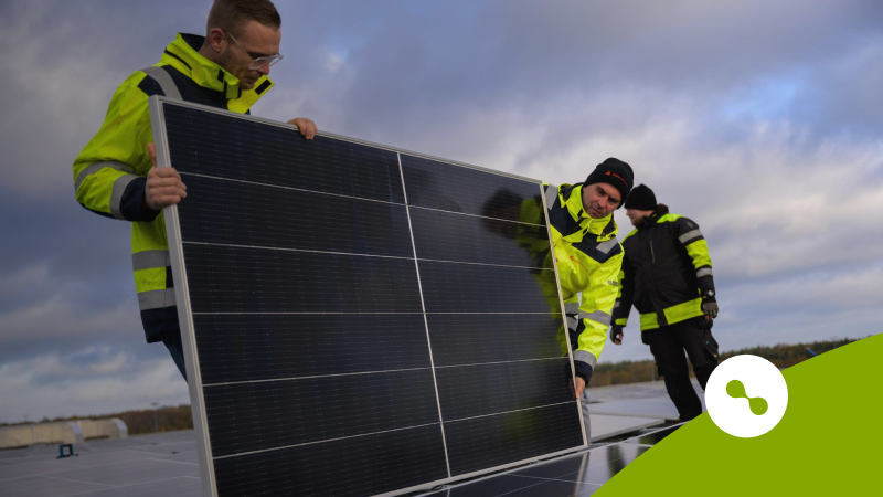 Essent-medewerkers plaatsen zonnepanelen op een dak