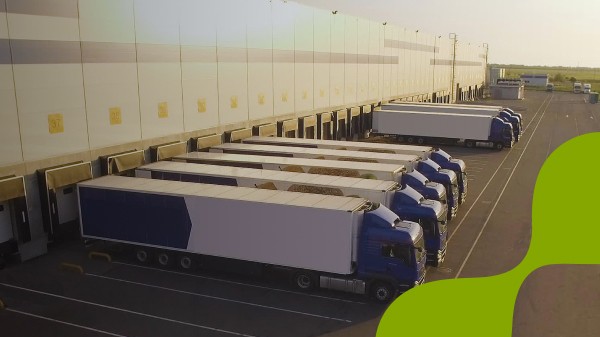 Logistiek centrum met vrachtwagens bij een laaddock
