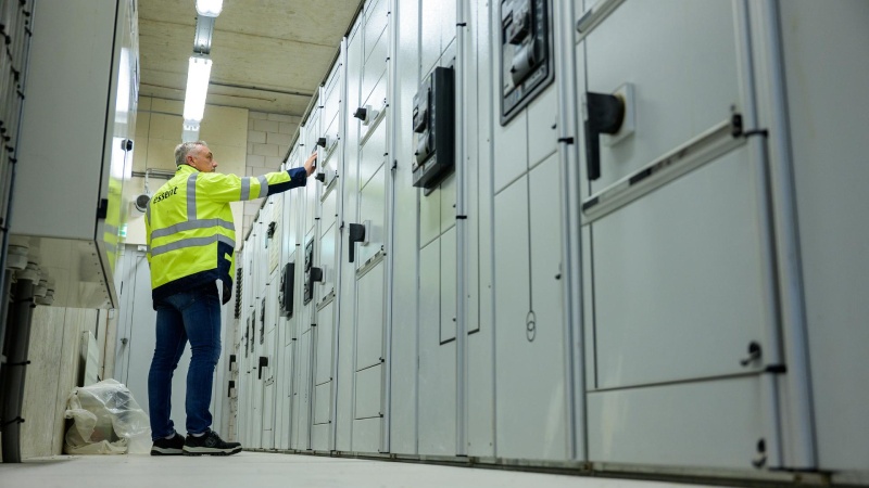 Essent-medewerker in technische ruimte