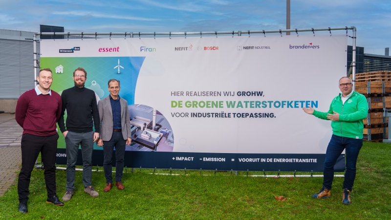 Partners van het GROWH-project staan voor een banner.