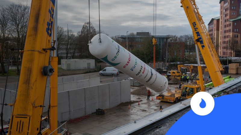 Hijskranen die een waterstoftank plaatsen met daarop het logo van Essent