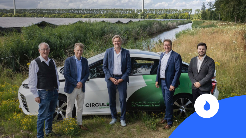 De betrokken partners met op de achtergrond een waterstofauto