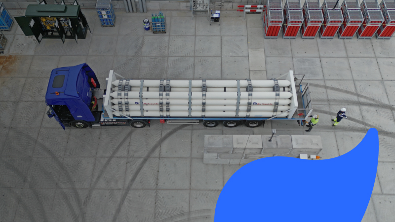 Vrachtwagen met buizen met daarin waterstof