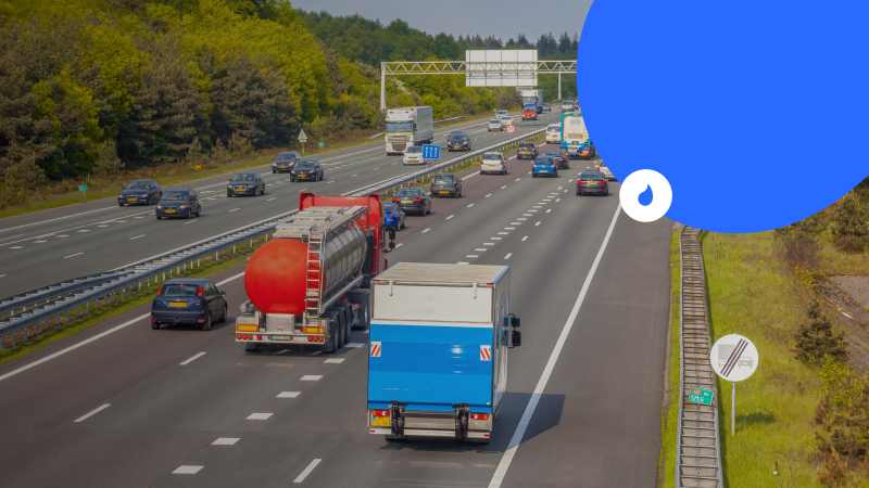 Snelweg met auto's en vrachtwagens