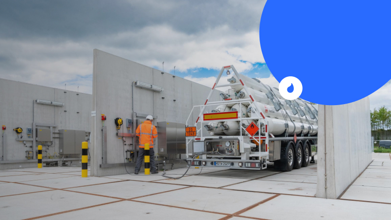 Man met bouwhelm staat naast vrachtwagen met waterstof in Hoogeveen