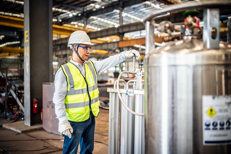 Medewerker bij waterstoftanks