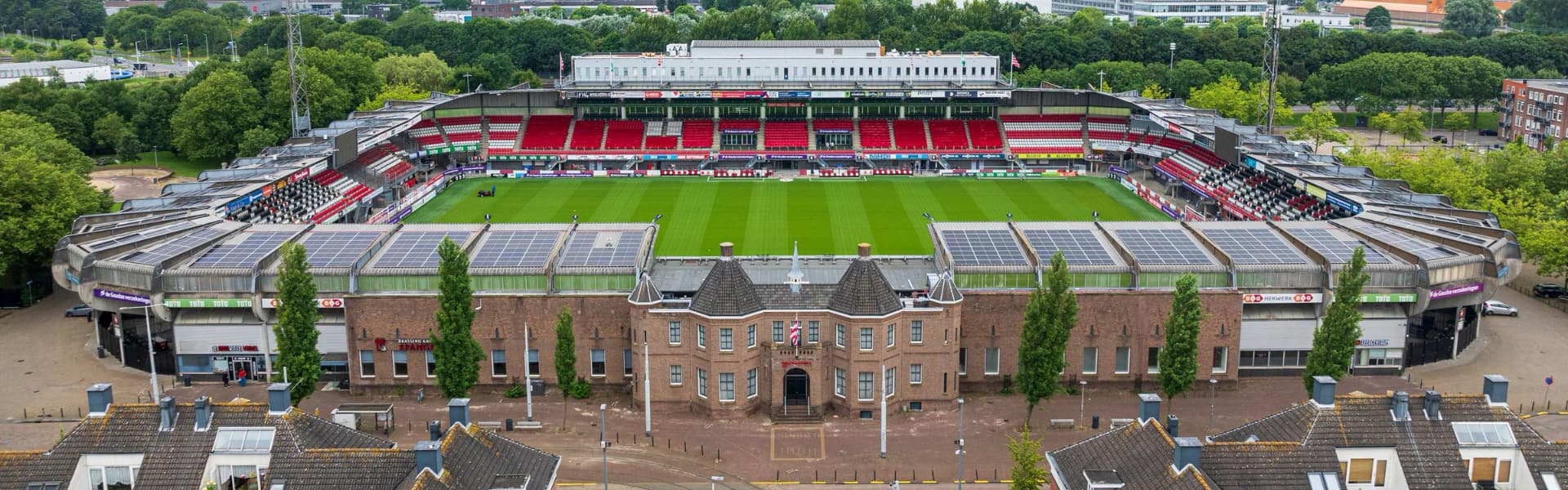 Zonnepanelen op het dak van Het Kasteel, het stadion van Sparta Rotterdam