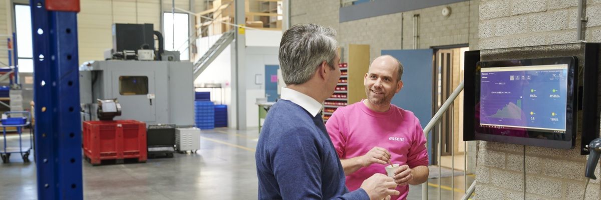 Freek in een bedrijfshal met een klant