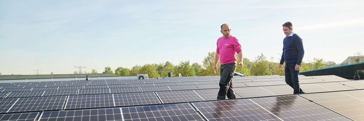 Freek met klant op dak vol zonnepanelen