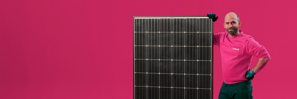 Freek met een zonnepaneel van Essent