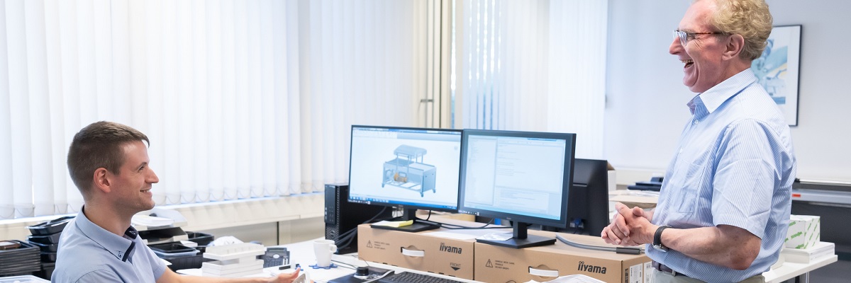 Mannen aan bureau op kantoor
