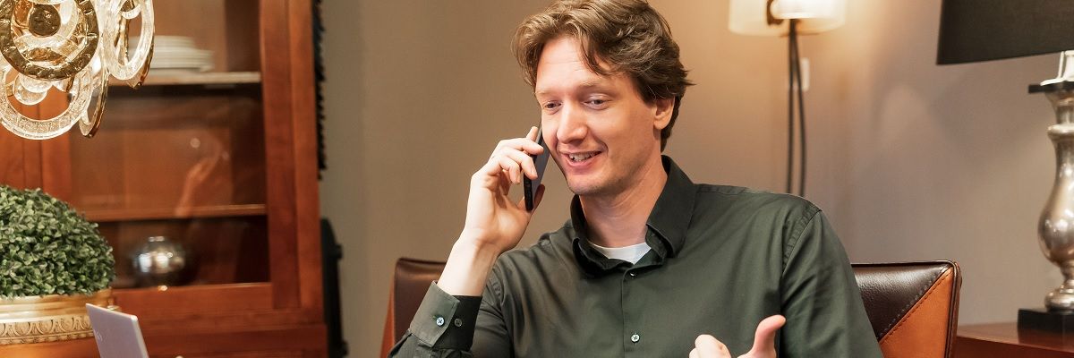 Ledverlichting in het kantoor van een meubelwinkel