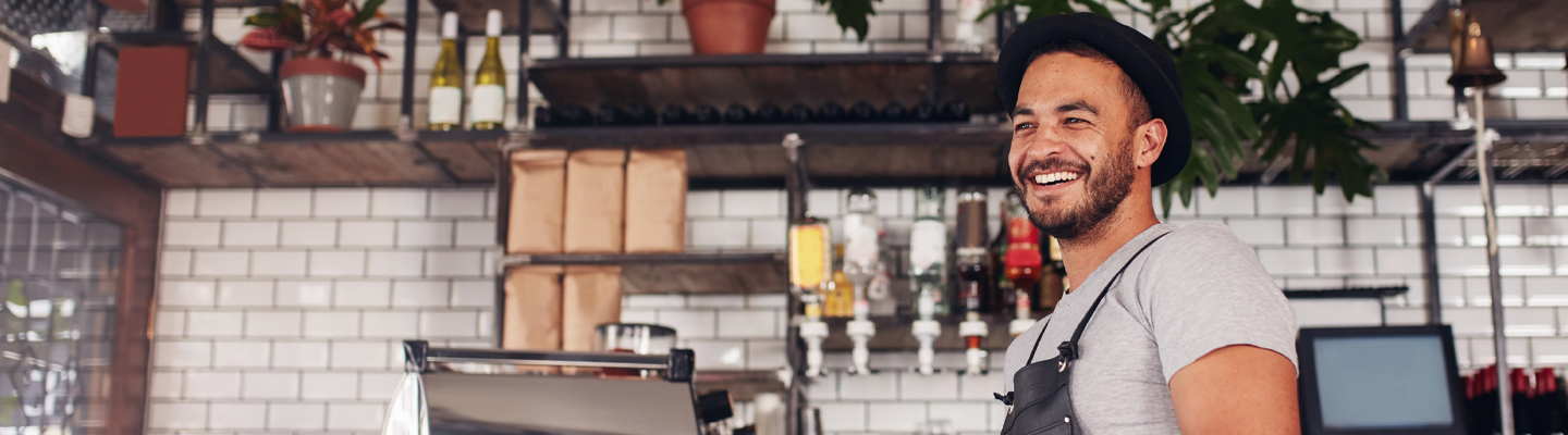 Barman achter de bar