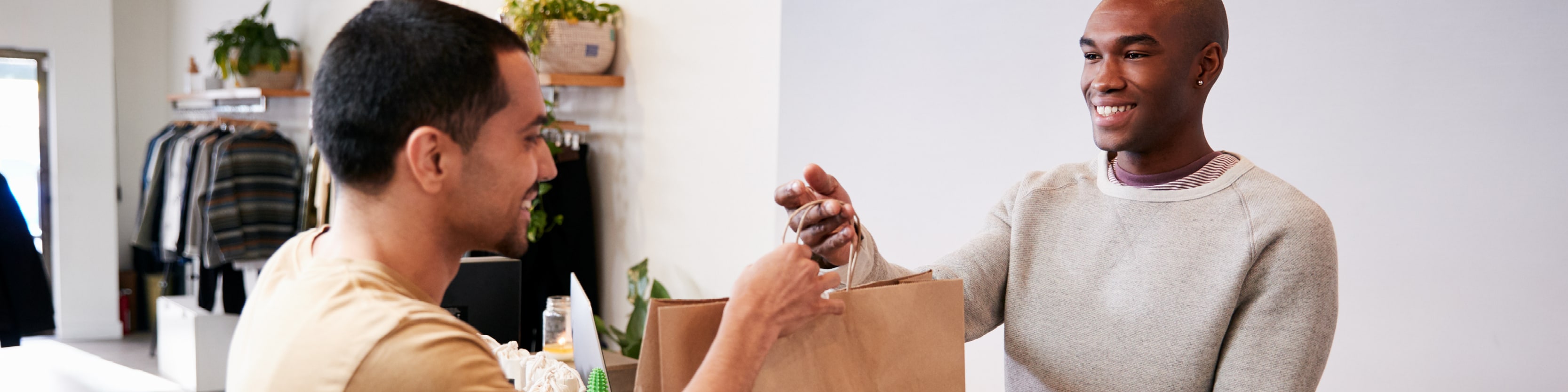 Winkelier geeft tas aan klant