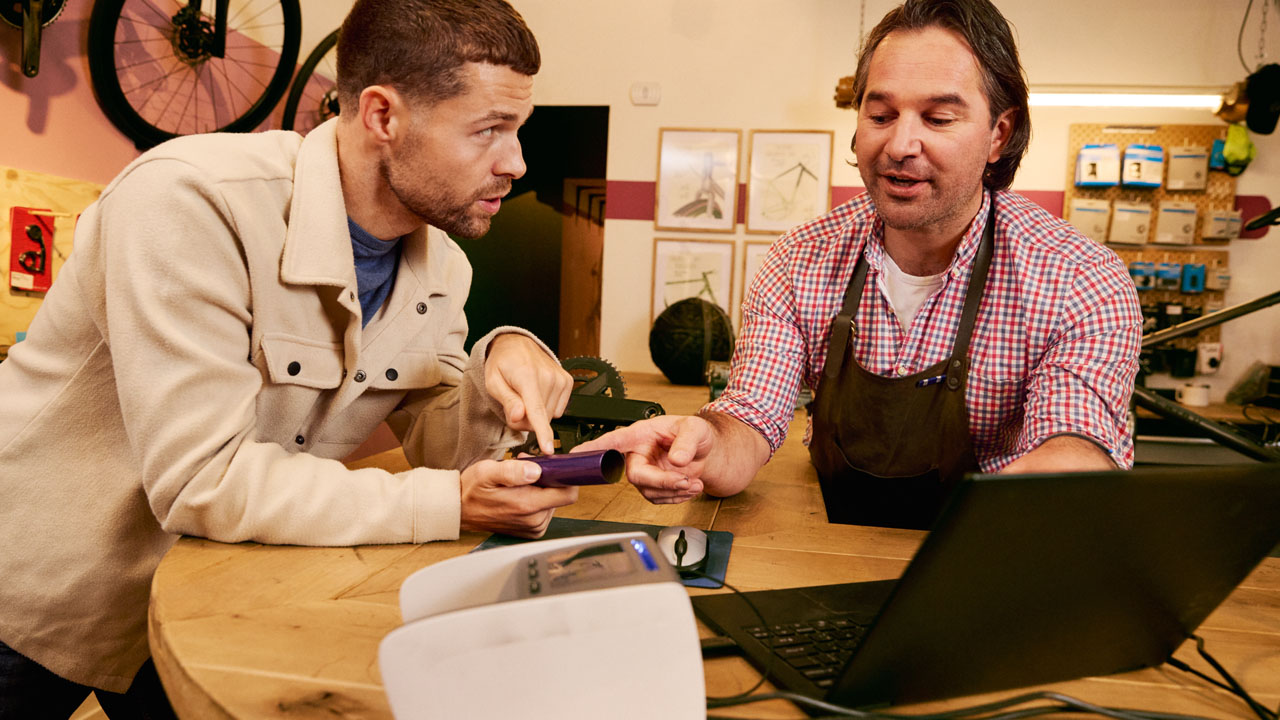 Twee mensen achter een laptop
