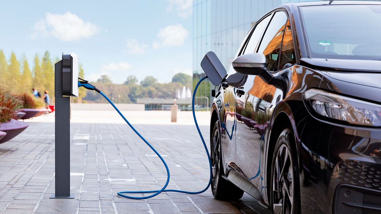 Een auto wordt opgeladen via een laadpaal