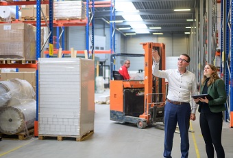 Energieadviseur met klant in een bedrijfshal