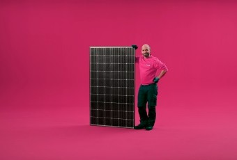 Freek met een zonnepaneel van Essent