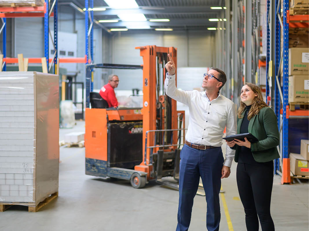 Energie-adviseur in gesprek met ondernemer