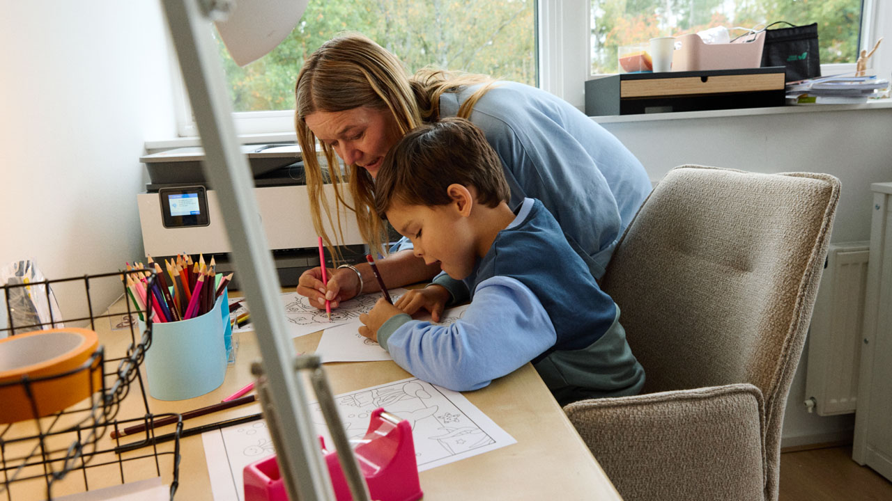 Een vrouw en een kindje zijn aan het tekenen